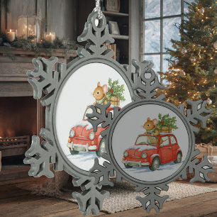 Ein kleines Mäuschen in einem roten Auto fährt mit Schneeflocken Zinn-Ornament
