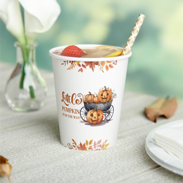 Ein kleines Pumkin Halloween-Herbstdusche Pappbecher (In Situ)