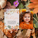 Ein kleines Pumpkin Geburtstag Foto Danke Karte<br><div class="desc">Vielen Dank, dass Sie sich für unser A Little Pumpkin Geburtstag Foto Danke Karte! Diese bezaubernde Karte eignet sich hervorragend, um ein hochgeschätztes Foto aus der Geburtstagsfeier Ihres Kleinen zu zeigen und dabei Ihre Dankbarkeit auszudrücken. Mit niedlichen Kürbisdesigns und einem individuell gestaltbaren Foto-Bereich ist es eine denkwürdige Art, Ihren Gästen...</div>