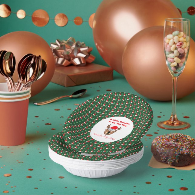 Ein kleines Rentier ist unterwegs Pappteller (Multi)