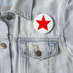 Ein Knopf mit einem roten Stern-Abzeichen Button