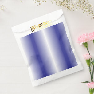Ein kompliziertes, blaues geometrisches Muster mit Geschenktütchen