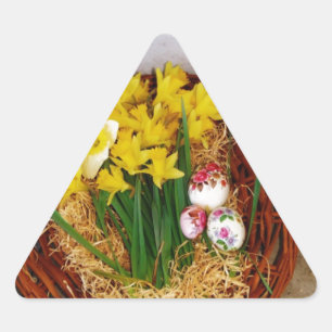 Ein Korb voller gelber Narzissen und florales Oste Dreieckiger Aufkleber