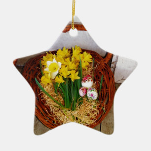 Ein Korb voller gelber Narzissen und florales Oste Keramik Ornament