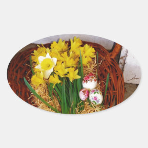 Ein Korb voller gelber Narzissen und florales Oste Ovaler Aufkleber