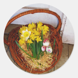 Ein Korb voller gelber Narzissen und florales Oste Runder Aufkleber