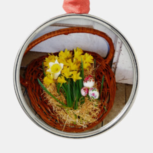Ein Korb voller gelber Narzissen und florales Oste Silbernes Ornament