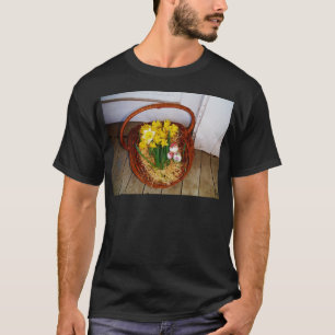 Ein Korb voller gelber Narzissen und florales Oste T-Shirt