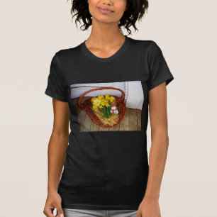 Ein Korb voller gelber Narzissen und florales Oste T-Shirt