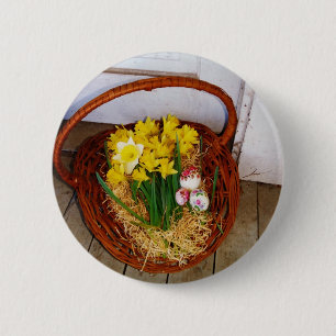 Ein Körbchen mit gelben Eizellen und blumengeschmü Button