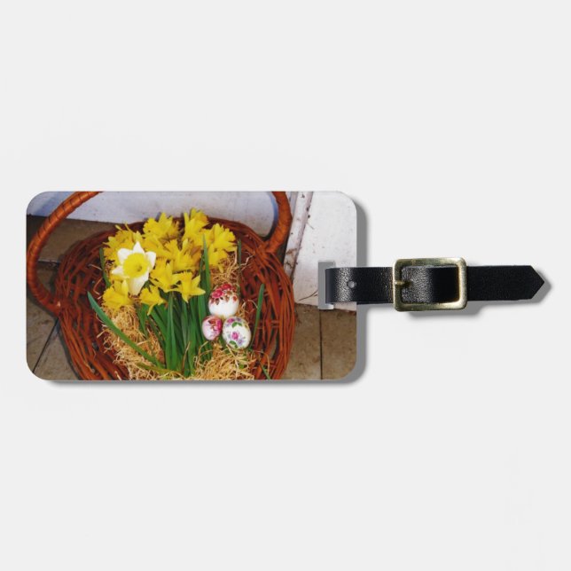 Ein Körbchen mit gelben Eizellen und blumengeschmü Gepäckanhänger (Vorderseite horizontal)