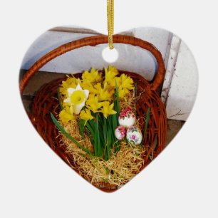Ein Körbchen mit gelben Eizellen und blumengeschmü Keramik Ornament