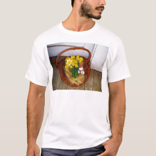 Ein Körbchen mit gelben Eizellen und blumengeschmü T-Shirt