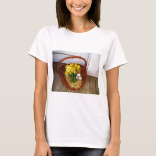 Ein Körbchen mit gelben Eizellen und blumengeschmü T-Shirt