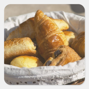 Ein Korbfrühstück mit Croissants und Quadratischer Aufkleber