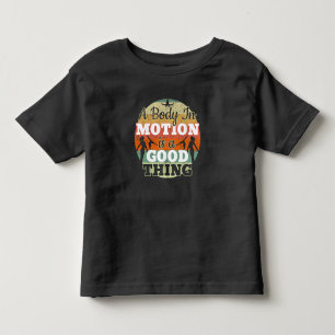 Ein Körper in Bewegung - Mädchen Gymnastik Mindset Kleinkind T-shirt