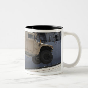 Ein Kran hebt ein M998 Humvee an Zweifarbige Tasse