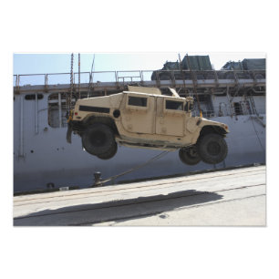 Ein Kran hebt eine M998 Humvee auf Fotodruck