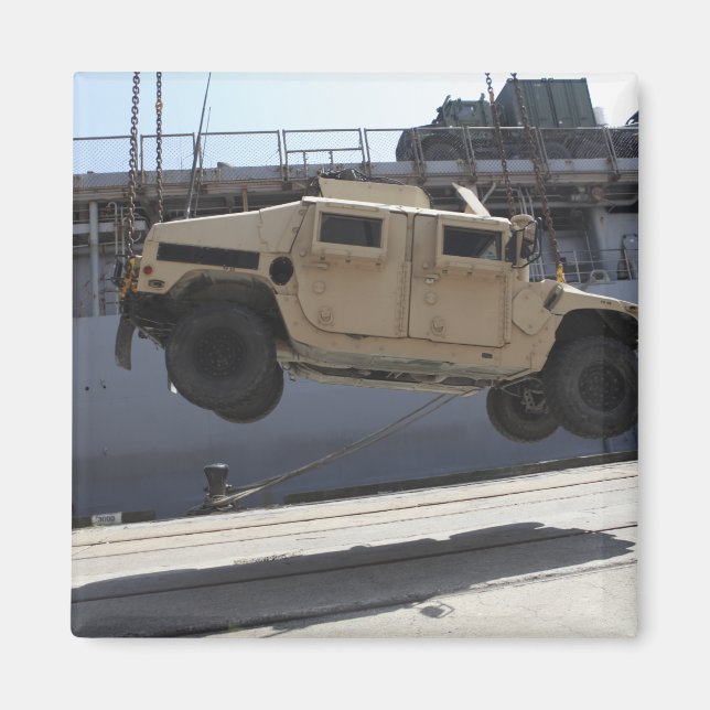 Ein Kran hebt eine M998 Humvee auf Magnet (Vorne)