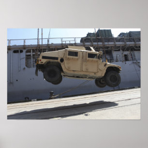 Ein Kran hebt eine M998 Humvee auf Poster