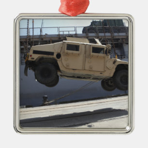 Ein Kran hebt eine M998 Humvee auf Silbernes Ornament