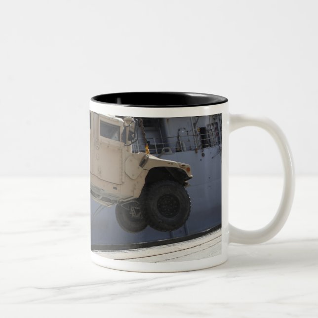 Ein Kran hebt eine M998 Humvee auf Zweifarbige Tasse (Rechts)