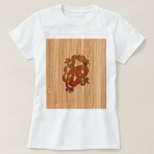 Ein Krimson Dragon auf Bamboo wie T-Shirt