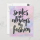 Ein Lächeln in Mode-Zitat Postkarte (Vorne/Hinten)