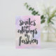 Ein Lächeln in Mode-Zitat Postkarte (Stehend Vorderseite)