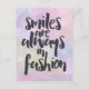 Ein Lächeln in Mode-Zitat Postkarte (Vorderseite)