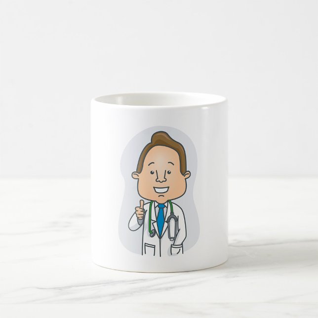 Ein lächelnder Arzt, der mit Stethoskop die Daumen Kaffeetasse (Von Creator hochgeladen)