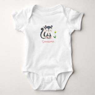 Ein lächelndes Baby-Skunk mit gelber Blume Baby Strampler