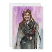 Ein lächelndes Mädchen in Schwarz