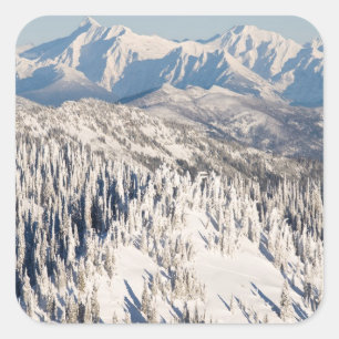 Ein Landschaftlicher Blick auf die schneebedeckten Quadratischer Aufkleber