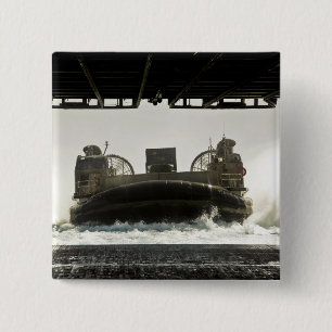 Ein LandungsbootLuftpolster bereitet vor sich Button