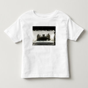 Ein LandungsbootLuftpolster bereitet vor sich Kleinkind T-shirt