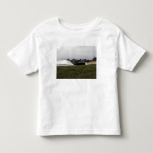 Ein LandungsbootLuftpolster kommt an Land Kleinkind T-shirt