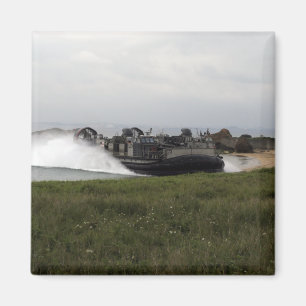 Ein LandungsbootLuftpolster kommt an Land Magnet