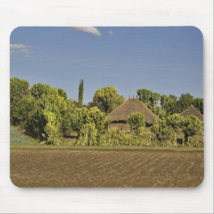 Ein landwirtschaftlich genutztes Feld vor Häusern Mousepad