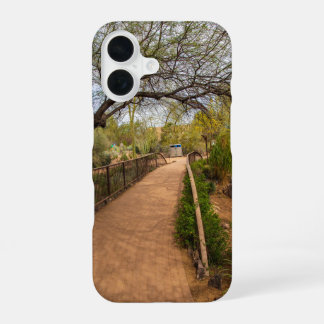 ein langer, kurvenreicher Weg zum Wüste Botanische iPhone 16 Hülle