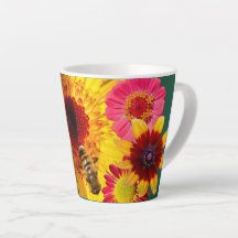 Ein Latte Tasse voller bunter Blumen und Bienen-Sp