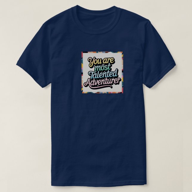 Ein lebendiger, typografischer Abenteuer-T - Shirt (Design vorne)