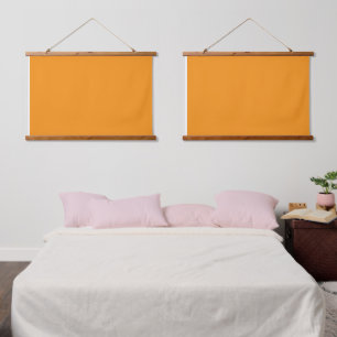 Ein lebhafter orangefarbener Platz, umgeben von ei Wandteppich Mit Holzrahmen