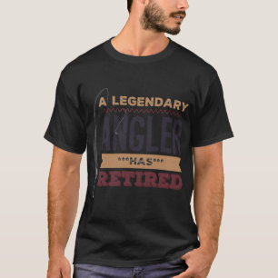 Ein legendärer Anglerfischer ist mit Fischen in de T-Shirt