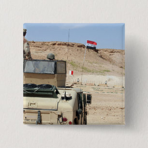 Ein Lehrer beobachtet wie ein irakischer Soldat Button