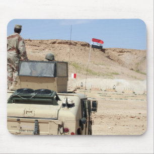 Ein Lehrer beobachtet wie ein irakischer Soldat Mousepad