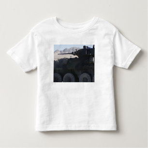 Ein leicht gepanzertes Fahrzeug feuert Kleinkind T-shirt