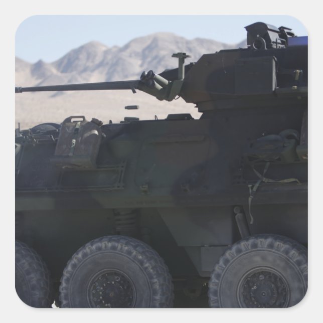 Ein leicht gepanzertes Fahrzeug feuert Quadratischer Aufkleber (Vorderseite)