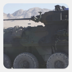 Ein leicht gepanzertes Fahrzeug feuert Quadratischer Aufkleber
