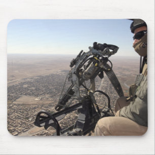 Ein Leiter der Crew sucht verdächtige Aktivitäten Mousepad